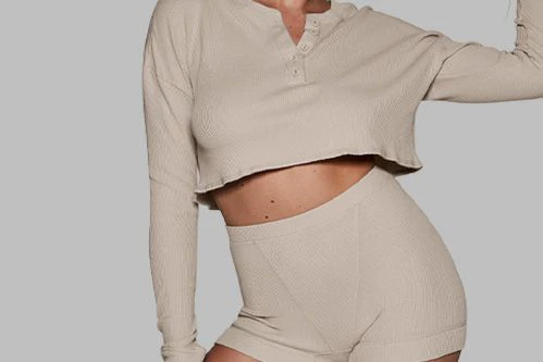 7 Style Tips for Wearing Cropped Tees and Tanks